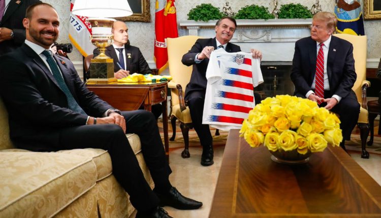 Eduardo e Jair Bolsonaro com Trump